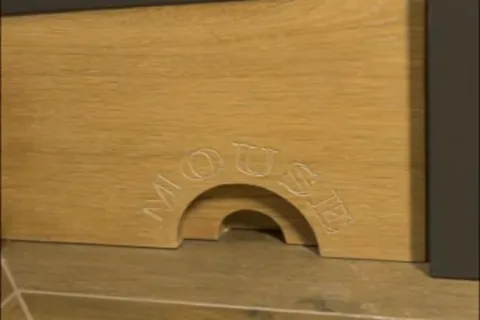 Совсем близко: над аркой выжжено слово MOUSE. Деталь, которую в спецификации не напишут и на фото кухни не заметят.