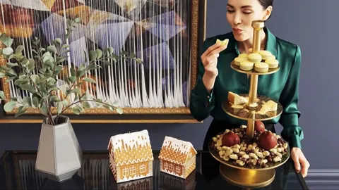 Она ест, кадр ближе. Различима стойка этажерки: тонкий латунный стержень с фигурными разделителями между ярусами.
