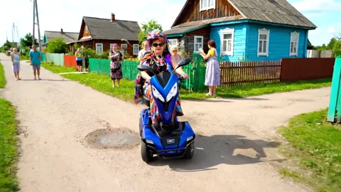 Скутер объезжает лужу. Клиренс достаточный, чтобы не цеплять грунт, — параметр, который в описании дают в сантиметрах и 