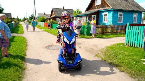 Финал: скутер едет по деревенской улице, соседи смотрят вслед. Пять секунд показали товар в реальной среде, а не в больн