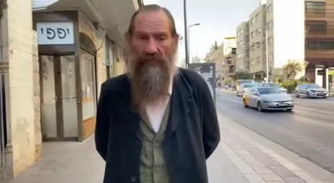 Финал: один смотрит в камеру, улица за спиной. Десять секунд собрали сцену, для которой в живом производстве нужны актёр